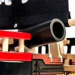 Grand bateau noir de pirates en bois