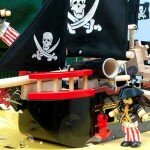 Grand bateau noir de pirates en bois