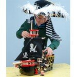 Grand bateau noir de pirates en bois