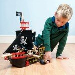 Grand bateau noir de pirates en bois