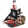 Grand bateau noir de pirates en bois