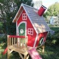 Maisonnette rouge en bois avec glissade